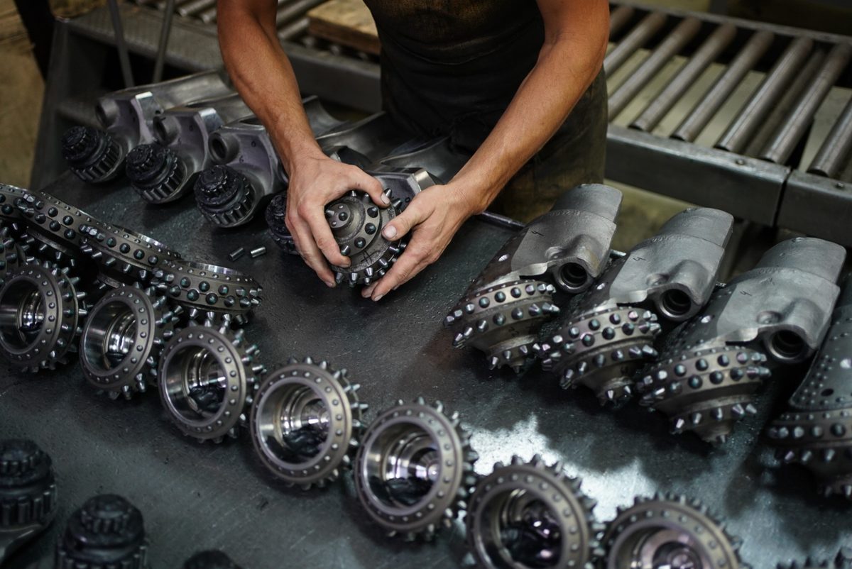 Cones de broca tricônica com insertos de metal duro (carboneto de tungstênio) na montagem